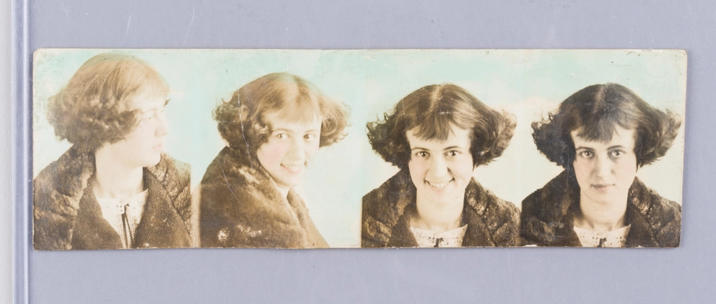 Strip photobooth lama berisi empat foto seorang perempuan, diwarnai tangan